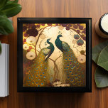 Boîte À Souvenirs Peacock Klimt Gold Green Art Nouveau Birds<br><div class="desc">Cette boîte de conservation exquise est une symphonie d'élégance et de flair artistique, avec le motif vif et complexe de 2 paons, inspiré par l'oeuvre remarquable de Gustav Klimt. Il est minutieusement confectionné en bois laqué et est disponible en chêne doré, noir ébène, vert émeraude et acajou rouge, vous permettant...</div>