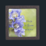 Boîte À Souvenirs Petite Fleurs violettes Mariage dans le jardin<br><div class="desc">Customisez la jolie boîte cadeau de mariage Little Purple Flowers Garden avec les noms personnels de la mariée et du marié et la date de cérémonie de mariage spécifique pour créer un cadeau de conservation pour la mariée, ses demoiselles d'honneur ou la fête de la mariée. Cet élégant coffret fleuri...</div>