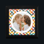 Boîte À Souvenirs Photo Custom Colorful Personalized<br><div class="desc">Photo personnalisée Boîte cadeau colorée moderne avec un motif géométrique moderne et coloré avec votre photo préférée au centre. CONSEIL PHOTO : centre votre photo avant de la télécharger sur Zazzle. Conçu par Evco Studio www.zazzle.com/store/evcostudio</div>