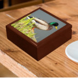 Boîte À Souvenirs Photo de la faune de Mallard Duck<br><div class="desc">Pour les amoureux des animaux et de la nature ! Magasinez des bijoux,  des bijoux et d'autres petits commerces dans cette boîte cadeau en bois avec carreaux en céramique avec l'image d'une photo de la faune d'un canard colvert mâle. Sélectionnez la taille et la couleur de votre boîte cadeau.</div>