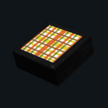 Boîte À Souvenirs Plaid les années 70 orange jaune<br><div class="desc">Ce design original et branché de boîte cadeau d'inspiration les années 70 est fait pour ressembler à super des années 1970 ou à la fin des années 1960 plaqué vintage dans les tons orange, jaune or, vert mousse et rouge-brun sur blanc. Le motif sans soudure à damiers un peu déprimé,...</div>