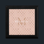 Boîte À Souvenirs Points d'or Monogram Dusty Rose Foil<br><div class="desc">Des points d'or faux rose modernes contre un rougissement rose poussiéreux font un beau design et cadeau pour les vacances. Customisez facilement le monogramme initial,  et le nom pour répondre à votre demande.</div>