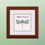 Boîte À Souvenirs Pot rose et vert Polka et monogramme de libellule<br><div class="desc">Cette conception comporte une belle libellule verte et bronze avec le nom de votre destinataire (ou d'un autre texte que vous voudriez) en noir doux sur un arrière - plan rose. Le design est bordé de pois verts frais sur un arrière - plan vert.</div>