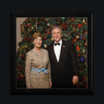 Boîte À Souvenirs Président George Bush, Laura Christmas Maison Blan<br><div class="desc">Portrait de la Maison Blanche de Noël George & Laura Bush. George W. Bush, le 43e président américain (2001-2009), a été transformé en président de guerre à la suite des attaques terroristes aéroportées du 11 septembre 2001, devant le "plus grand défi de tout président depuis Abraham Lincoln." — Les attaques...</div>
