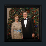 Boîte À Souvenirs Président George Bush, Laura Christmas Maison Blan<br><div class="desc">Portrait de la Maison Blanche de Noël George & Laura Bush. George W. Bush, le 43e président américain (2001-2009), a été transformé en président de guerre à la suite des attaques terroristes aéroportées du 11 septembre 2001, devant le "plus grand défi de tout président depuis Abraham Lincoln." — Les attaques...</div>