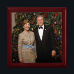 Boîte À Souvenirs Président George Bush, Laura Christmas Maison Blan<br><div class="desc">George & Laura Bush Portrait de la Maison Blanche de Noël du 43e président George Walker Bush et de la Première dame. Bush est un homme politique et un homme d'affaires américain qui a été le 43ème président des Etats-Unis de 2001 à 2009. Il avait déjà été le 46ème gouverneur...</div>