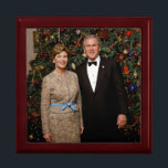 Boîte À Souvenirs Président George Bush, Laura Christmas Maison Blan<br><div class="desc">Portrait de la Maison Blanche de Noël George & Laura Bush. George W. Bush, le 43e président américain (2001-2009), a été transformé en président de guerre à la suite des attaques terroristes aéroportées du 11 septembre 2001, devant le "plus grand défi de tout président depuis Abraham Lincoln." — Les attaques...</div>