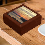 Boîte À Souvenirs Prière de sérénité Coucher de soleil sur la mer or<br><div class="desc">Magasinez des bijoux, des bijoux et d'autres petits commerçants dans cette boîte cadeau en bois avec carreaux en céramique qui présente l'image d'un coucher de soleil sur la mer orange avec les paroles inspirantes de la prière de sérénité. Sélectionnez la taille de votre boîte cadeau et la couleur du bois....</div>