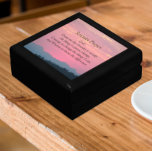 Boîte À Souvenirs Prière de sérénité inspirée Coucher de soleil rose<br><div class="desc">Magasinez des bijoux, des bijoux et d'autres petits commerçants dans cette boîte cadeau en bois avec carreaux en céramique avec l'image d'un spectaculaire coucher de soleil rose derrière une chaîne de montagnes avec les paroles inspirantes de la prière de sérénité. Sélectionnez la taille et la couleur de votre boîte cadeau....</div>
