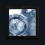 Boîte À Souvenirs Quasars - Cercles bleu encre<br><div class="desc">Quasars IV par Ethan Harper. Conception qui utilise des teintes bleues foncées pour créer des formes circulaires abstraites.</div>