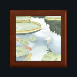 Boîte À Souvenirs Réflexion de Koi Pond avec poissons et lys<br><div class="desc">Attrapez votre réflexion dans cet étang de koi attrayant. Surveillez les poissons qui semblent nager et les lys flottent devant vous grâce au rendu réaliste de Chariklia Zarris. Cela ferait un cadeau extraordinaire pour un membre de la famille ou votre autre membre important!</div>