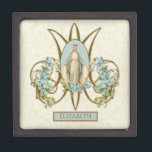 Boîte À Souvenirs Religieux Catholique Vierge Marie Vintage dentelle<br><div class="desc">Cette boîte de conservation a une belle image catholique traditionnelle de la Sainte Vierge Marie,  Notre-Dame de Grâce avec un Marian "M" et des fleurs bleues.   Le nom,  le texte et la police peuvent être modifiés.</div>