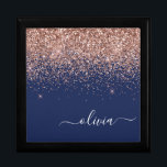 Boîte À Souvenirs Rose bleu marine Gold Blush Pink Parties scintilla<br><div class="desc">Navy Blue et Rose Gold Blush Pink Sparkle Parties scintillant script Monogramme Nom Bijoux Keepsaké Box. Cela fait le cadeau parfait de remise de diplômes,  anniversaire,  mariage,  douche nuptiale,  anniversaire,  baby shower ou bachelorette pour quelqu'un qui aime le luxe glam et les styles chic.</div>