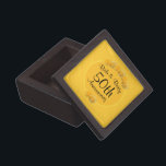 Boîte À Souvenirs Rose jaune personnalisée 50e anniversaire<br><div class="desc">Très jolie boîte de trinket jaune or 50ème mariage anniversaire. Les noms du couple sont écrits au-dessus du 50ème anniversaire dans un cercle d'or jaune. Les roses jaunes bordent le haut du cercle et deux roses sont en bas. Un motif géométrique micro-jaune entoure le centre doré plus profond.</div>