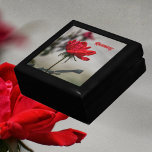 Boîte À Souvenirs Rose rouge classique Belle garde en bois<br><div class="desc">Une belle rose rouge classique contre un arrière - plan gris rêveur sur une boîte cadeau en bois photographique. Personnalisez cette belle et unique boîte de conservation en bois avec son Nom pour une boîte cadeau à être traités. Cette image est une photographie botanique originale de JLW_PHOTOGRAPHY.</div>