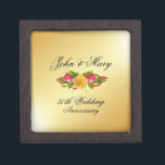 Boîte À Souvenirs Roses et Gold 50e anniversaire Mariage personnalis<br><div class="desc">Une belle boîte cadeau en or 50e anniversaire mariage trinket. L'arrière - plan d'or doux a un peu de lueur. Un bel arrangement floral se trouve au centre. Une rose jaune a deux petits bourgeons rouges de chaque côté avec de la verdure et un ruban. Les noms du mari et...</div>