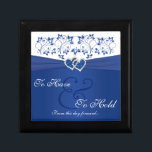 Boîte À Souvenirs Royal Blue, Floral Blanc Rejoint Coeurs Boîte à Tr<br><div class="desc">Cette boîte-cadeau à trinket bleu et blanc royal a un RIBBON IMPRIMÉ avec une paire de parties scintillant FAUX IMPRIMÉE et bijou en diamant joint le coeur sur elle qui correspond au faire-part de mariage ci-dessous. Le texte "À avoir et à tenir à partir de ce jour en avant" est...</div>