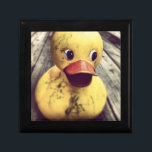 Boîte À Souvenirs Rubber Jaune Ducky a besoin d'un bain !<br><div class="desc">Photo mignonne et drôle d'un grand canard en caoutchouc jaune assis sur une véranda en bois. Ce canard a un grand bec rouge et de grands yeux fixants. Couvert de saleté,  peut-être en attendant que la douche à pluie lave la saleté. Il a un regard mignon sur le visage.</div>