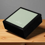 Boîte À Souvenirs Sage Green Minimaliste Moderne Monogramme Élégant<br><div class="desc">Découvrez notre collection moderne minimaliste de monogramme Sage Green : Élégez votre esthétique avec une sophistication sereine et une élégance intemporelle. Notre collection présente des designs minimalistes dans une teinte verte sage et tranquille, complétés par des monogrammes raffinés adaptés à votre style personnel. De la papeterie polie aux accessoires polyvalents,...</div>