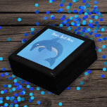 Boîte À Souvenirs Saupoudrer un joli dauphin en bleu et blanc<br><div class="desc">Cette boîte cadeau en bois pour les bijoux,  bijoux ou cadeaux a un joli dauphin en position de saut qui est un bleu foncé de gloire avec l'estomac blanc sur une eau comme un arrière - plan bleu. Customisez votre texte avec le modèle.</div>