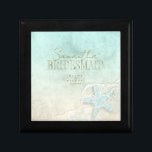 Boîte À Souvenirs Sea Foam Beach Wedding Starfish N'importe quel mem<br><div class="desc">Une texture aquarelle dans les tons doux de la mer et du sable est l'arrière - plan pour les éléments marins tels que l'étoile de mer et les coquilles qui sont rehaussés de mousse de mer pour créer les pièces de cette suite mariage. La boîte cadeau mariage présentée ici contient...</div>