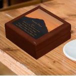 Boîte À Souvenirs Sérénité Prière Montagne Coucher du soleil Paysage<br><div class="desc">Magasinez des bijoux, des bijoux et d'autres petits commerçants dans cette boîte cadeau en bois avec carreaux en céramique avec l'image d'un paysage photo d'un spectaculaire coucher de soleil orange et une silhouette de montagne noire du mont Hood avec les paroles inspirantes de la prière de sérénité. Sélectionnez la taille...</div>