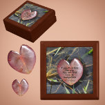 Boîte À Souvenirs Si vous aimez vraiment la nature Flottant Coeur en<br><div class="desc">Cette belle boîte naturelle en bois de conservation cite Vincent Van Gogh, "Si vous aimez vraiment la nature, vous trouverez la beauté partout." sur un coussin Lily en forme de coeur. La feuille en forme de coeur rouge est mise en évidence par le soleil quand elle flotte parmi les roseaux...</div>