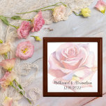 Boîte À Souvenirs Signature du Mariage de rose solitaire simpliste<br><div class="desc">Cherchez-vous une boîte de conservation personnalisée pour stocker les souvenirs de votre mariage ? Cette élégante boîte de conservation, avec les noms du mari et de la femme, la date du mariage, et une rose rose rose pâle solitaire, est le choix parfait. Il vous permet de préserver et de protéger...</div>