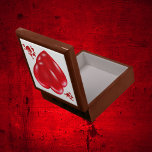 Boîte À Souvenirs Simple coeur rouge sur Heureuse Sainte-Valentin bl<br><div class="desc">Surprenez vos proches avec cette charmante boîte cadeau ornée de coeurs rouges simples pour la Saint-Valentin. Le design accrocheur saisit l’esprit romantique et affectueux, ce qui en fait un choix parfait pour tout cadeau de Saint-Valentin. Conçu pour le style et la fonctionnalité, ce coffret cadeau est idéal pour emballer des...</div>
