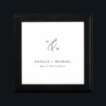 Boîte À Souvenirs Simple minimaliste noir et blanc Mariage Monogramm<br><div class="desc">Vous cherchez un moyen simple et élégant de stocker vos mariages de garde? Découvrez cette boîte cadeau Simple Minimaliste Mariage noir et blanc Monogramme. Avec son design propre et moderne, cette boîte cadeau est parfaite pour les jeunes mariés, les célébrations d'anniversaire ou même les douches nuptiales. Les couleurs noir et...</div>