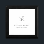 Boîte À Souvenirs Simple minimaliste noir et blanc Mariage Monogramm<br><div class="desc">Vous cherchez un moyen simple et élégant de stocker vos mariages de garde? Découvrez cette boîte cadeau Simple Minimaliste Mariage noir et blanc Monogramme. Avec son design propre et moderne, cette boîte cadeau est parfaite pour les jeunes mariés, les célébrations d'anniversaire ou même les douches nuptiales. Les couleurs noir et...</div>