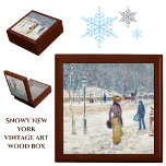 Boîte À Souvenirs Snowy Winter New York City Scène Peinture Vintage<br><div class="desc">Ajoutez le charme de l'hiver à votre maison avec cette élégante boîte en bois, avec une rue de New York dans la neige. La vue pittoresque de la Cinquième Avenue, le long de Central Park, est une peinture impressionniste du début du siècle de l'artiste américain Frederick Childe Hassam (oeuvre originale...</div>