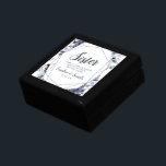 Boîte À Souvenirs Soeur florale Nocturne Maid of Honor Personnalisée<br><div class="desc">Aquarelle florale Nocturne Design de fleurs luxuriantes avec tiges peintes à la main, vignes, Feuilles, Feuillage, Aquarelle Peinture à l'eau Brush Strokes. Bleu de marine coloré, bleu Duché, gris foncé presque noir, et des touches de rose mauve. Avec les éléments de trait à main, les polices de caractères Tourbillonnant de...</div>
