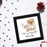 Boîte À Souvenirs Soyez vous-même Poméranien Chiot Illustration<br><div class="desc">Plaisir dans le charme de la boîte cadeau "Be Yourself Pomeranian Puppy Illustration", avec l'adorable illustration d'un chiot poméranien debout à côté d'une boîte aux lettres avec des ballons blancs doux émergent d'elle. Cette scène attachante, complétée par un cadeau, en fait un ajout idéal à n'importe quelle salle de pépinière,...</div>