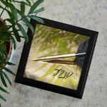 Boîte À Souvenirs Stylo Quill Pen or et noir<br><div class="desc">Cette boîte de garde de bijoux en bois avec plume noire et or plume plume plume plume plume plume plume se reflétant contre un arrière - plan or et vert est un cadeau idéal pour l'écrivain dans votre vie. Personnalisez avec des initiales, c'est un cadeau unique à être chéri pour...</div>