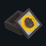 Boîte À Souvenirs Tournesol personnalisé<br><div class="desc">Boîte à Trinette Personnalisée De Garde De Tournesol Cadeau. Parfait pour garder tous ces petits trésors dans ou un endroit pour garder des bijoux tout en travaillant.</div>