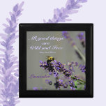 Boîte À Souvenirs Toutes les bonnes choses Wild et libre Bumblebee K<br><div class="desc">"Toutes les bonnes choses sont sauvages et libres", une citation de Henry David Thoreau, et un Bumblebee surligné de fleurs d'herbe de lavande violette sur une tenue en bois naturel belle ou boîte à bijoux. Cool doux lilas et violet muet contre un arrière - plan gris est un rappel naturel...</div>