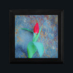 Boîte À Souvenirs Tulipe rouge sur ardoise gris bleu<br><div class="desc">Fleurs de printemps. Une pierre unique d'une tulipe rouge rubis contre un bel arrière - plan de pierre. Photo de Sandy Closs.</div>