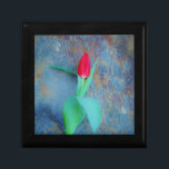 Boîte À Souvenirs Tulipe rouge sur ardoise gris bleu<br><div class="desc">Fleurs de printemps. Une pierre unique d'une tulipe rouge rubis contre un bel arrière - plan de pierre. Photo de Sandy Closs.</div>