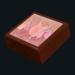Boîte À Souvenirs Valse des fleurs Ballet Art boîte cadeau<br><div class="desc">Avec une belle image de "Valse des Fleurs",  c'est un merveilleux souvenir pour un jeune danseur qui se produit dans le ballet de Nutcracker. Disponible en 2 tailles et votre choix de 4 couleurs en bois. Oeuvre de Mitzi Sato-Wiuff pour Studio Miyabi.</div>