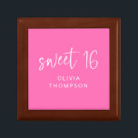 Boîte À Souvenirs Vibrant Hot rose Nom Sweet 16 Anniversaire<br><div class="desc">Vibrant Hot rose Nom Sweet 16 Anniversaire Fête. Minimal et moderne pour commémorer l'âge de seize ans. Avec un script informel pour Sweet 16 et personnalisez avec le nom du destinataire.</div>