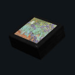 Boîte À Souvenirs Vincent van Gogh - Irises<br><div class="desc">Irises (1889) de Van Gogh est un post impressionnisme vintage de peinture de nature fleurie d'art. Un groupe d'iris à barbe violet et une seule fleur d'iris blanc poussent dans un jardin. C'était l'une de ses premières peintures alors qu'il était à l'asile à Saint-Rémy-de-Provence. En 1987, il est devenu le...</div>