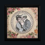 Boîte À Souvenirs Vintage Romance Couple : Antique Rose Girly Love<br><div class="desc">Découvrez le charme tendre d'une époque révolue avec ce design Vintage romantique à deux. Une belle illustration antique d'un couple affectueux, rappelant l'époque populaire de Gibson Girl, est encadrée par une bordure élégante et ornée. Des roses luxuriants et romantiques, des vaporisations florales délicates dans les tons roses et rouges qui...</div>