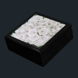 Boîte À Souvenirs White Mountain Laurel Floral Keepsaké Grande boîte<br><div class="desc">Joli gros plan de fleurs blanches de Mountain Laurel. Des grappes de fleurs en forme d'étoile avec des morceaux de rose et de rouge de notre grand arbuste. Photographie originale de TamiraZDesigns.</div>