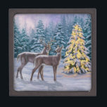 Boîte À Souvenirs Whitetail Deer & Christmas Tree Scene hivernale<br><div class="desc">Une rondelle blanche se tient dans une clairière entourée d'une forêt de sapins et de pins, leurs branches enneigées. Au milieu de la clairière se trouve un sapin de Noël orné de lumières chaudes qui illuminent la neige pour égayer la sombre nuit d'hiver. OEuvre d'art réaliste créée à partir d'une...</div>