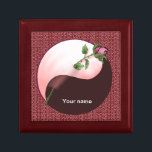 Boîte À Souvenirs Yin Yang Rose rouge<br><div class="desc">Boîte à cadeaux Yin Yang Red Rose, vêtement Rose Yin Yang, t-shirt Yin Yang, cadeaux de Saint Valentin par ArtMuvz Illustration. POUR PERSONNALISER, ajoutez votre nom ou ajoutez du texte à la place. T-shirt rose rouge de Saint Valentin, vêtements et cadeaux roses, sac fourre-tout, tasse pour la Saint Valentin. Cravate...</div>