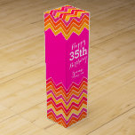 Boite à vin rose orange chevron zigzag<br><div class="desc">Boite à vin de style chevron moderne et lumineux. Personnalisez avec votre nom et votre année d'anniversaire de fille. Lit actuellement heureux 35e anniversaire Yvonne Vintage 1980. Conçu par Sarah Trett.</div>
