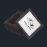 Boîte cadeau en bois magnétique personnalisée pour<br><div class="desc">Boîte cadeau en bois magnétique personnalisé M. et Mme. Cadeau personnalisé avec typographie de script élégante. Design modèle élégant avec lettrage élégant pour le nom de famille du couple et la date du mariage. Cadeaux personnalisés pour époux marié et épouse / marié et couple marié. Transférez ce design à n'importe...</div>