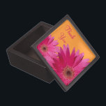 Boîte cadeau Mariage orange rose Gerber Daisy<br><div class="desc">Jolie boîte cadeau rose et orange vif gerbera pour dire merci à vos amis d'être votre servante d'honneur et/ou votre servante d'honneur chez votre mariage. Cette boîte peut être utilisée comme une boîte à puce que vos amis peuvent garder comme un gardien de votre mariage. Vous pouvez même inclure un...</div>
