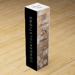 Boite Cadeau Pour Bouteille De Vin 28e anniversaire du Mariage de lin élégant<br><div class="desc">Ajoutez une touche spéciale aux célébrations du 28e anniversaire du mariage avec cette boîte à vin commémorative! Elégant serif noir et sans serif lettrage avec des confettis hexagonaux sur un arrière - plan de lin blanc cassé ajoutent une touche mémorable pour cette occasion spéciale et une étape extraordinaire. Customisez avec...</div>